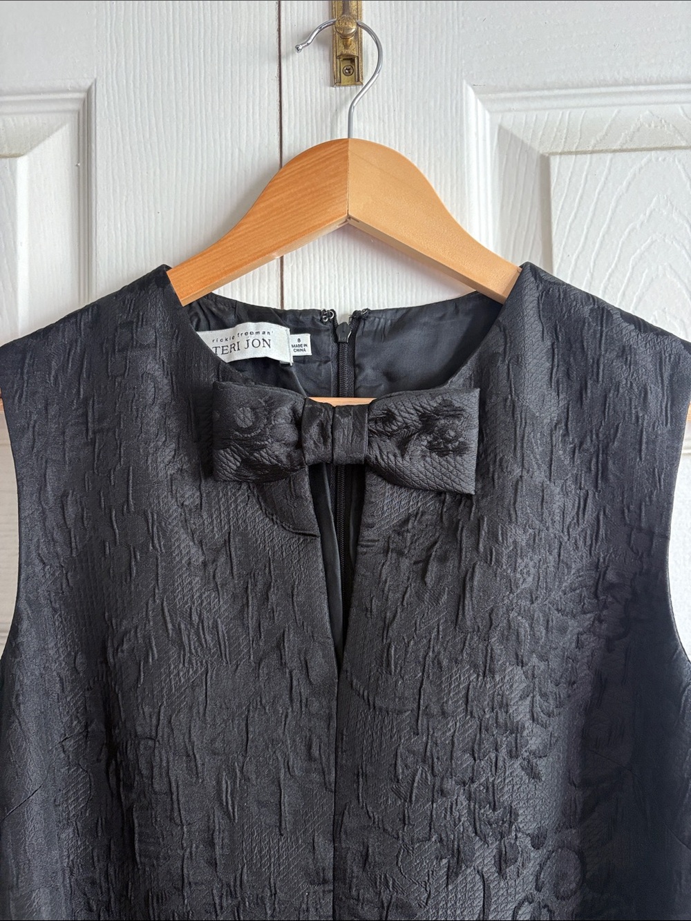 Elegant Black Sleeveless Jacquard Dress with Bow Detail - Picture 4 of 6